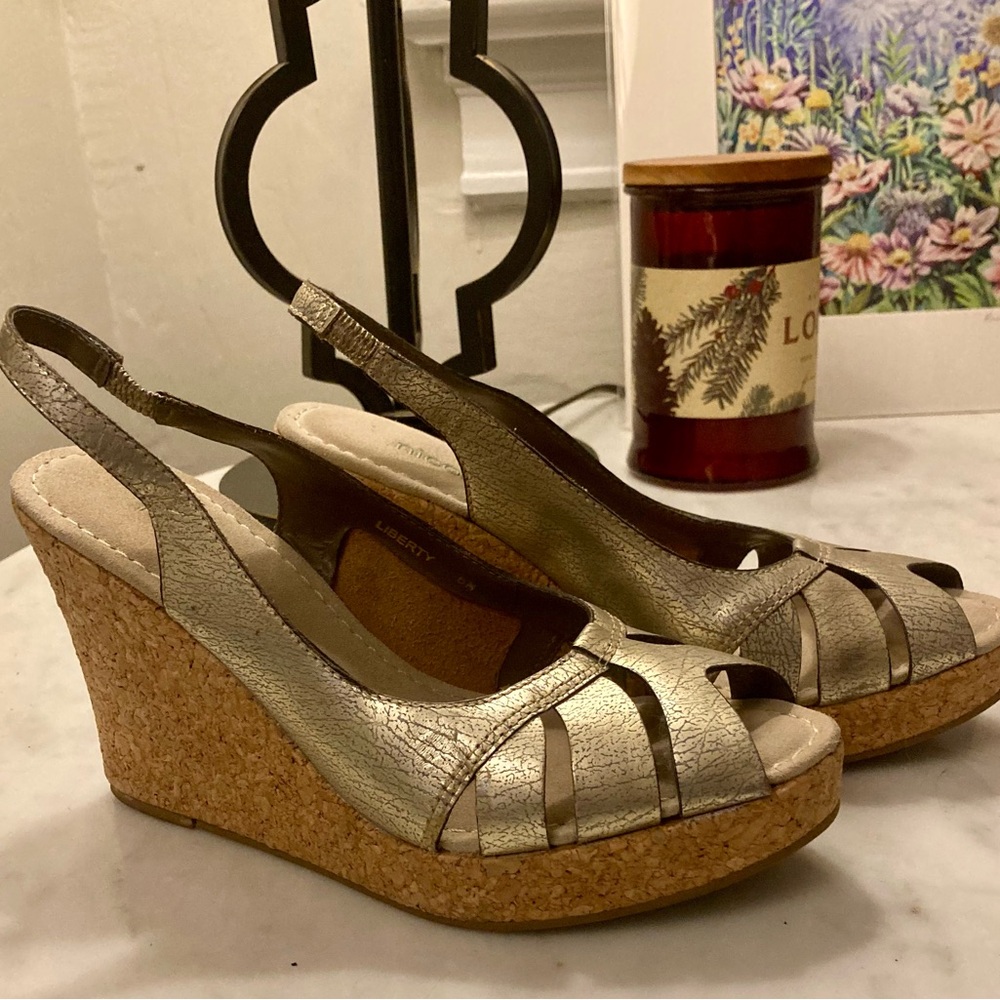 NICOLE - Gold Wedge Slingback Sandal
Size 6